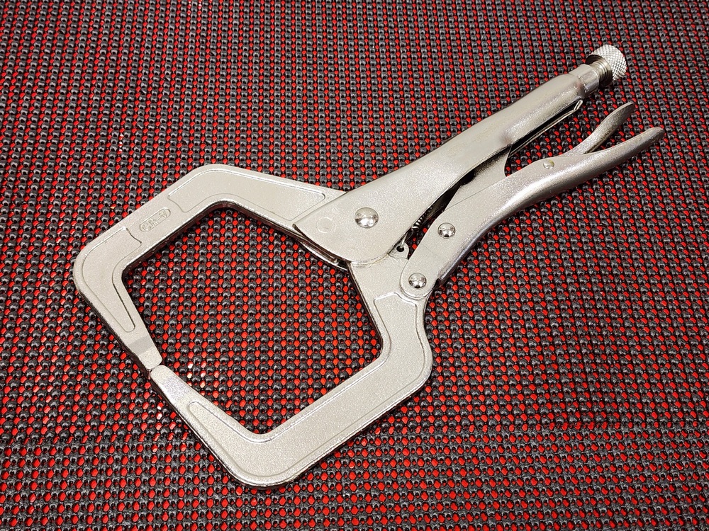 Locking C-clamp pliers-swivel pad